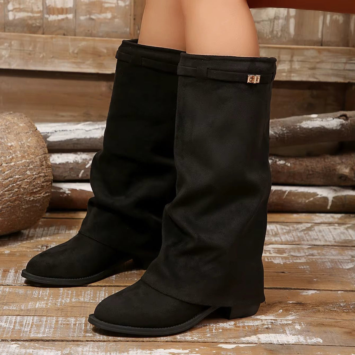 Kniehohe Stiefel aus Wildlederimitat mit Gürtelschnalle