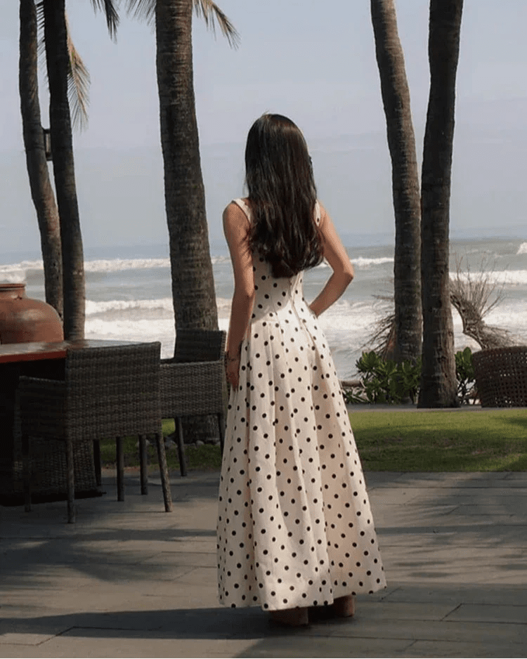 Sabrina – Gepunktetes Midikleid mit eckigem Ausschnitt