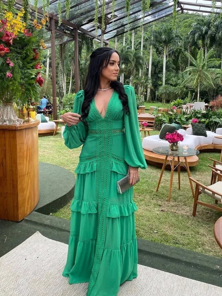 Lucy – Maxikleid mit tiefem V-Ausschnitt und Rüschen