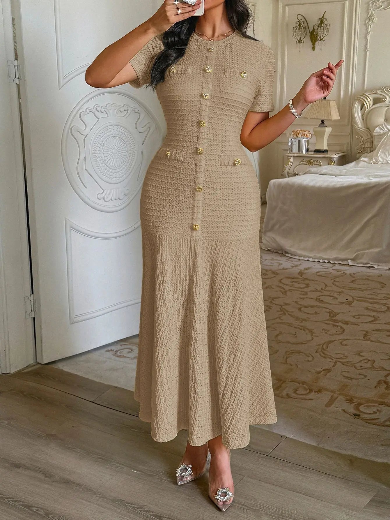 Eleganes figurbetontes Midikleid mit Ausstellung