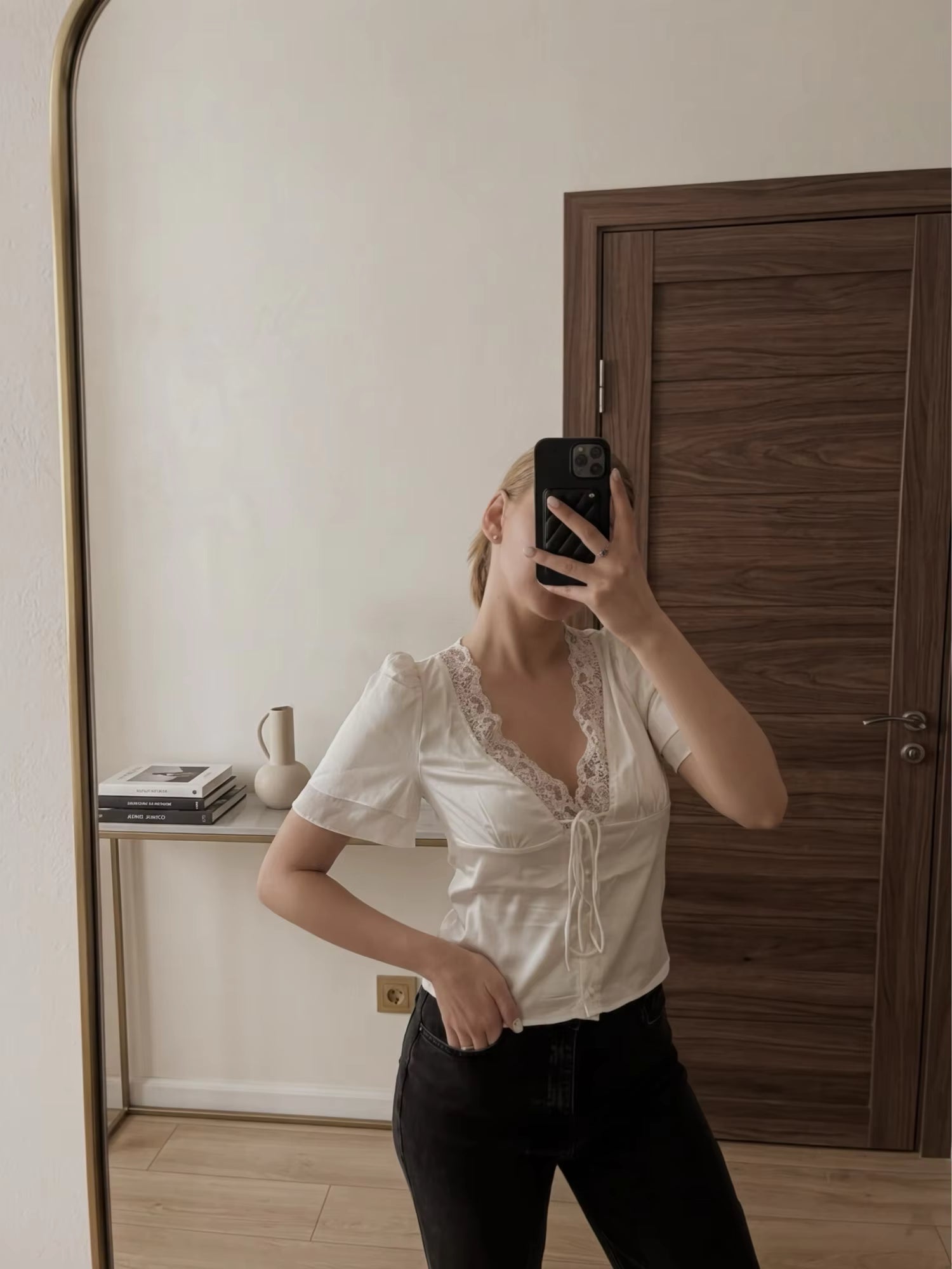 Mia – Satinbluse mit Spitzenbesatz
