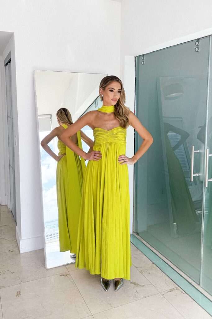 Gerafftes, plissiertes Neckholder-Maxikleid