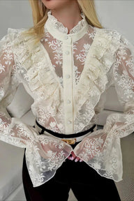 Blusa trasparente con maniche svasate e pizzo