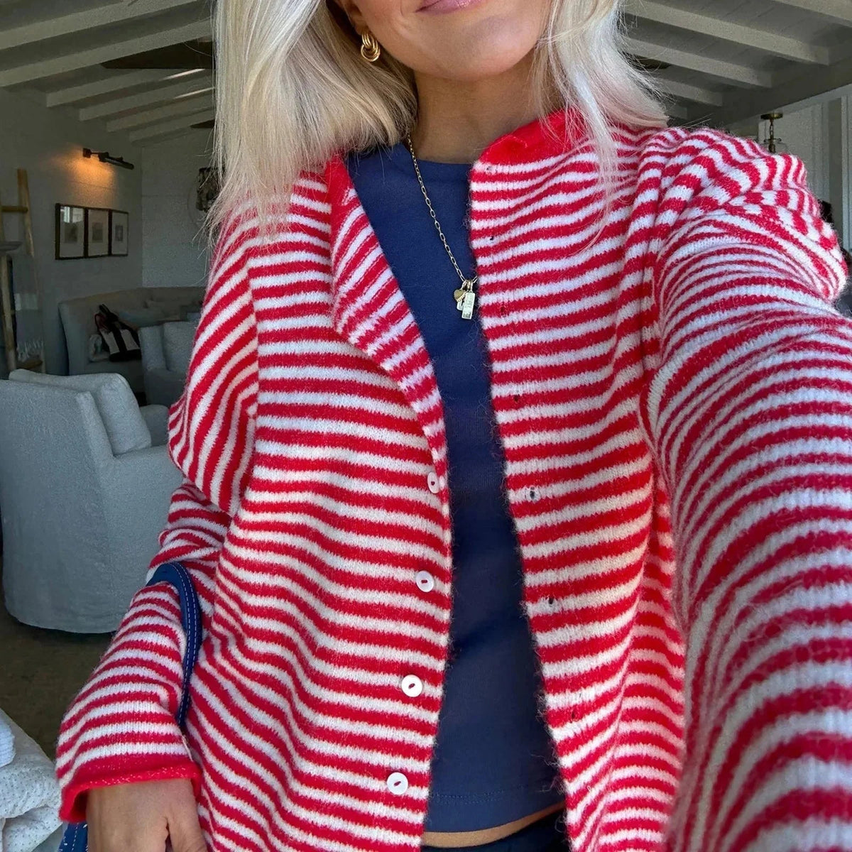 Nadia – Leichte gestreifte Strickjacke mit Knopfleiste