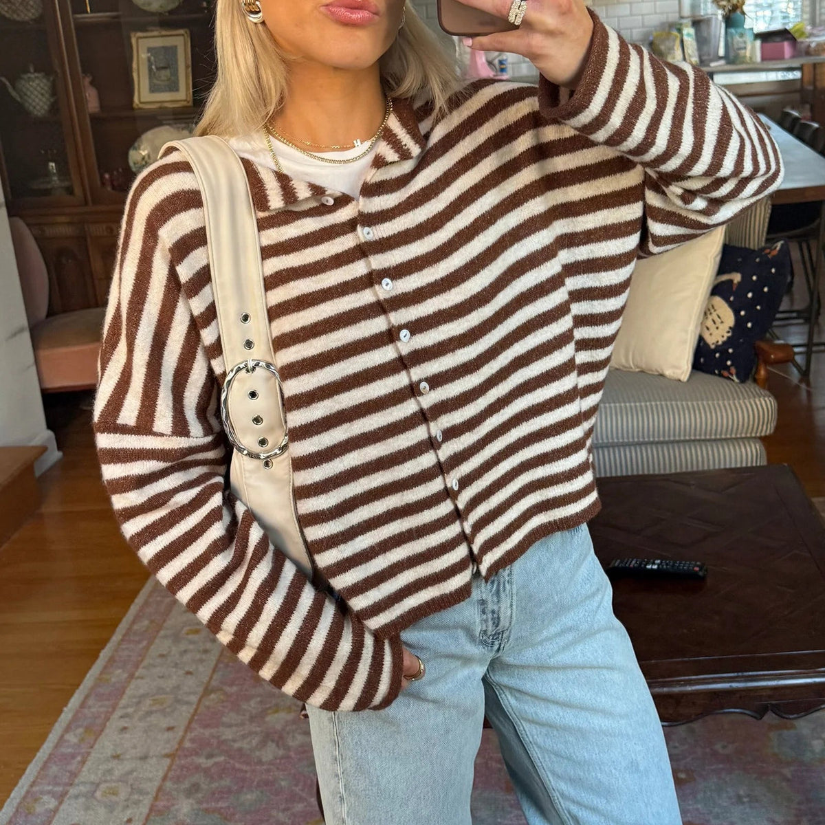 Nadia – Leichte gestreifte Strickjacke mit Knopfleiste