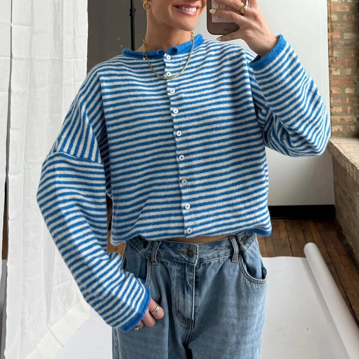 Nadia – Leichte gestreifte Strickjacke mit Knopfleiste