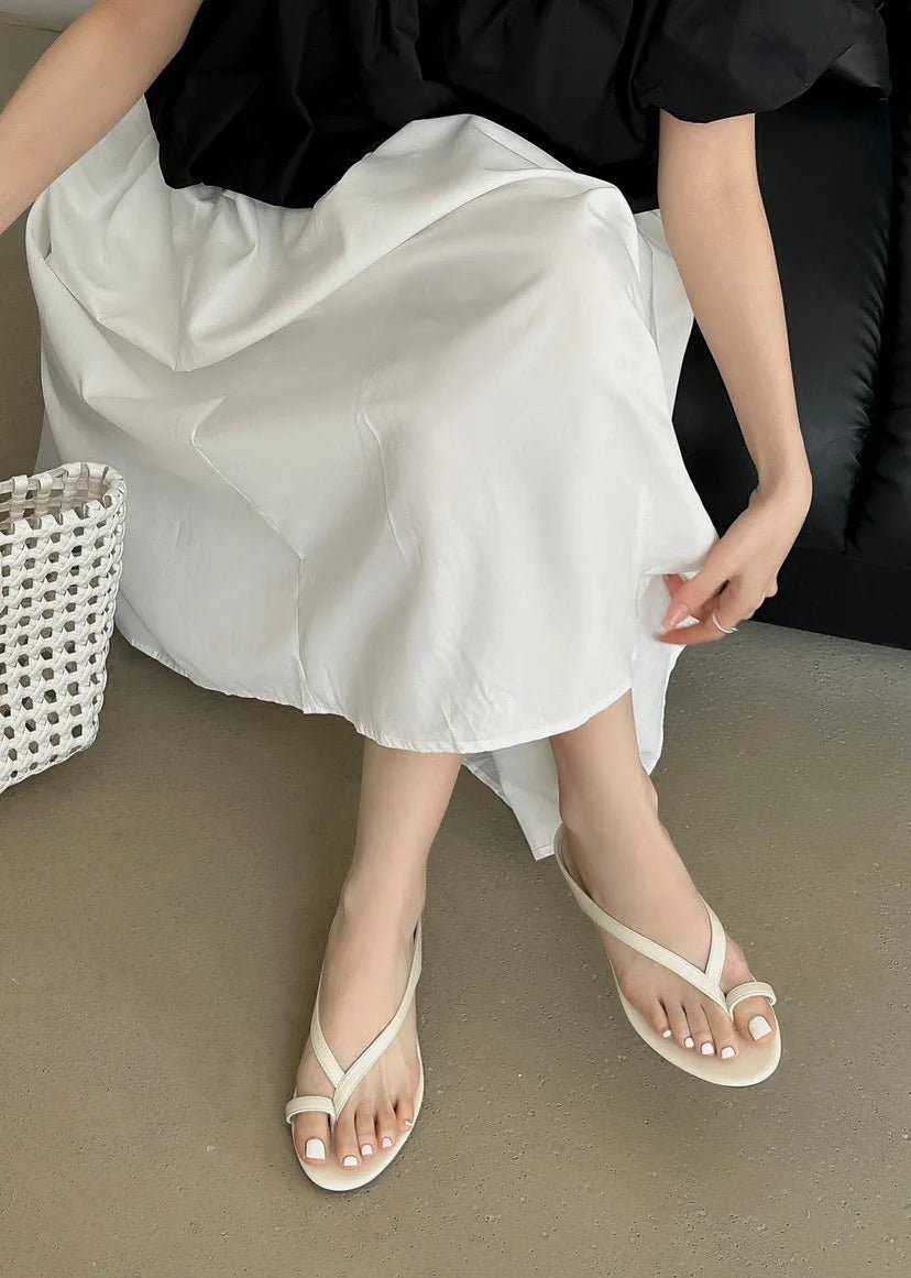 Lucy – Leichte, flache Zehentrenner-Slipper