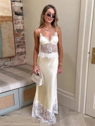 Robe satinée Julia épaules dénudées en dentelle