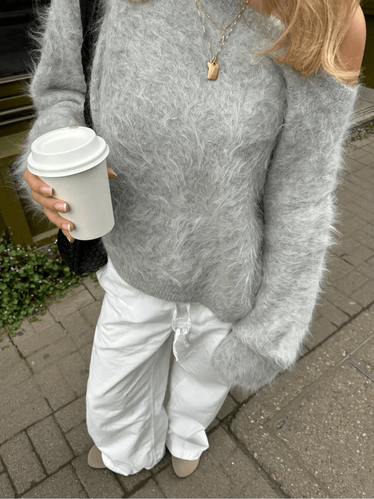 Locker geschnittener, schulterfreier Mohairpullover