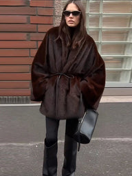 Weiche Kunstfell-Jacke mit Gürtel und kurzem Schnitt