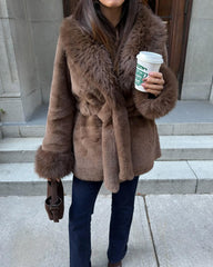 Manteau mi-long avec bordure en fausse fourrure douce