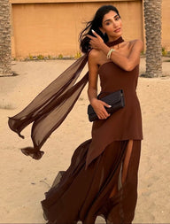Lara – Trägerloses Maxikleid mit hohem Schlitz und Schal