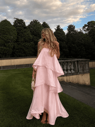 Trägerloses Maxikleid mit Rüschenlagen