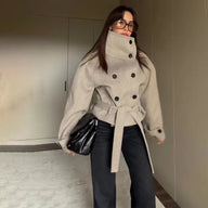 Manteau ceinturé élégant à col cheminée