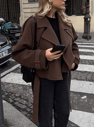 Cappotto con collo alto, cintura e design elegante