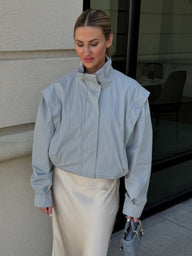 Giacca corta a vento alla moda