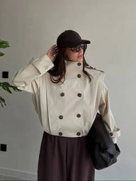 Cappotto trench sartoriale plissettato con collo alto