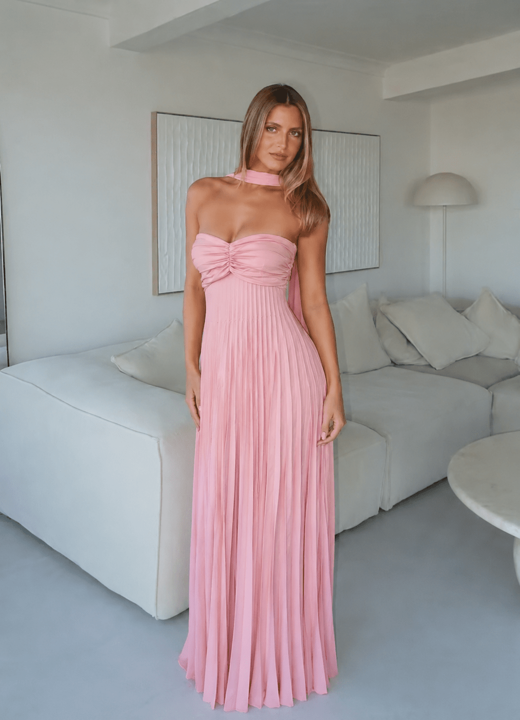 Elegantes trägerloses Maxikleid mit Schal