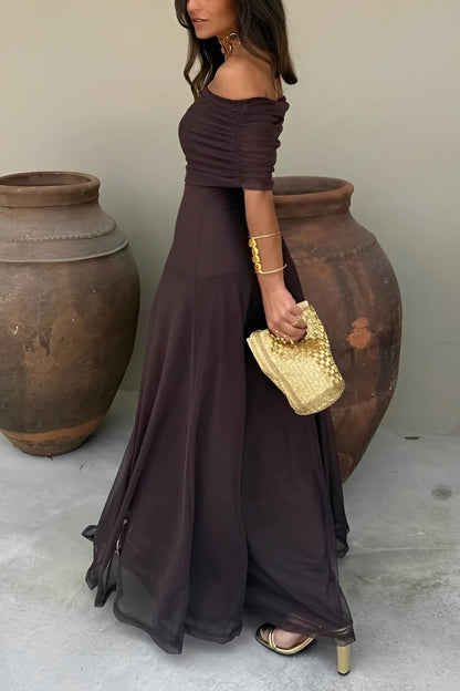 Robe longue asymétrique à épaules dénudées avec fronces
