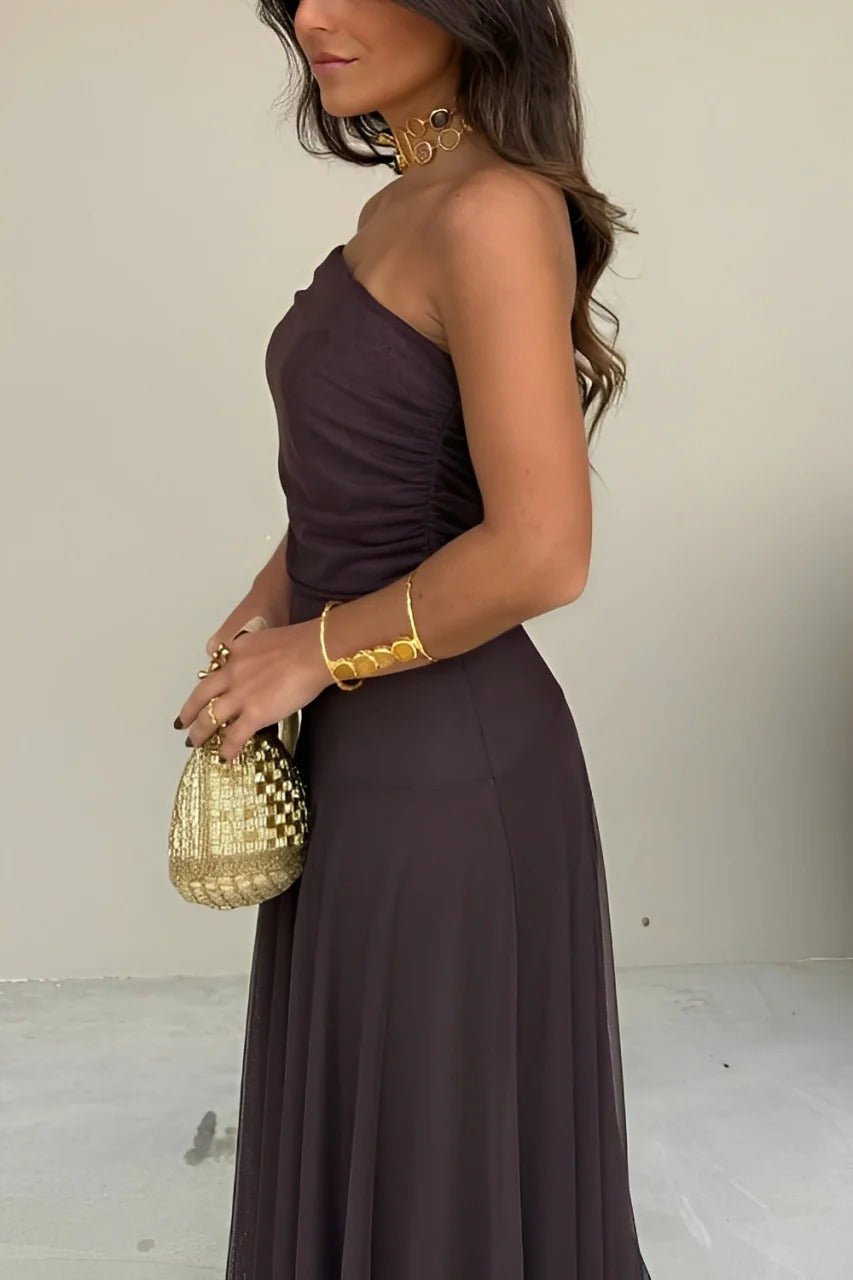 Robe longue asymétrique à épaules dénudées avec fronces