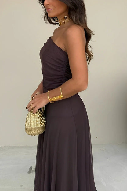 Robe longue asymétrique à épaules dénudées avec fronces