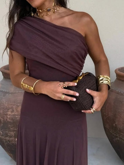 Robe longue asymétrique à épaules dénudées avec fronces