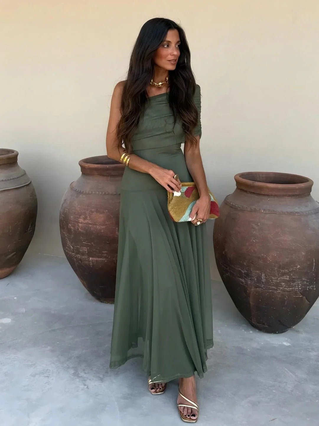 Robe longue asymétrique à épaules dénudées avec fronces