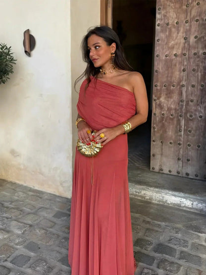 Robe longue asymétrique à épaules dénudées avec fronces