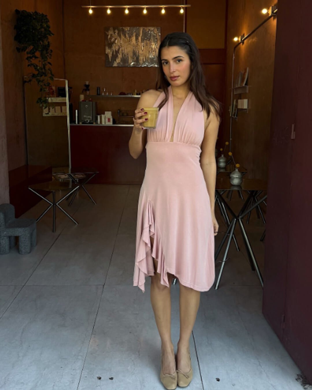 Miniabito halter elegante, schiena scoperta