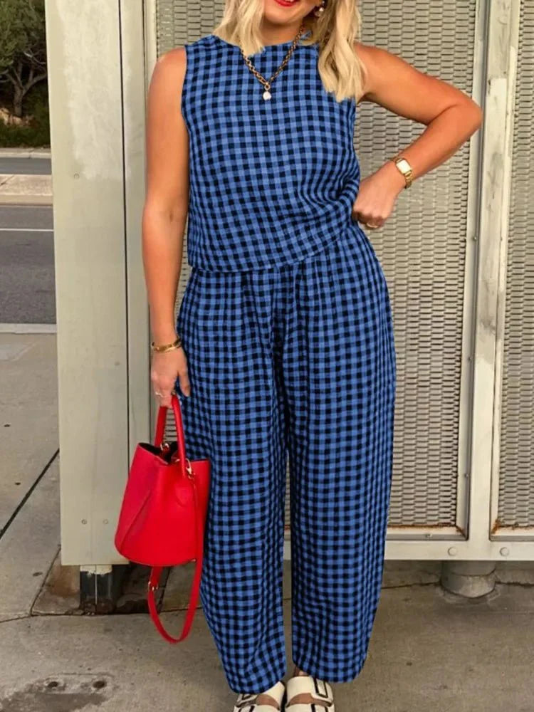 Completo gilet smanicato e pantaloni a quadri alla moda