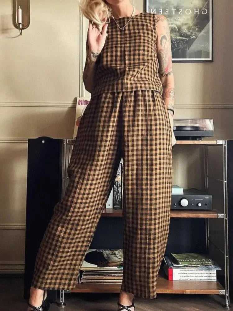 Completo gilet smanicato e pantaloni a quadri alla moda
