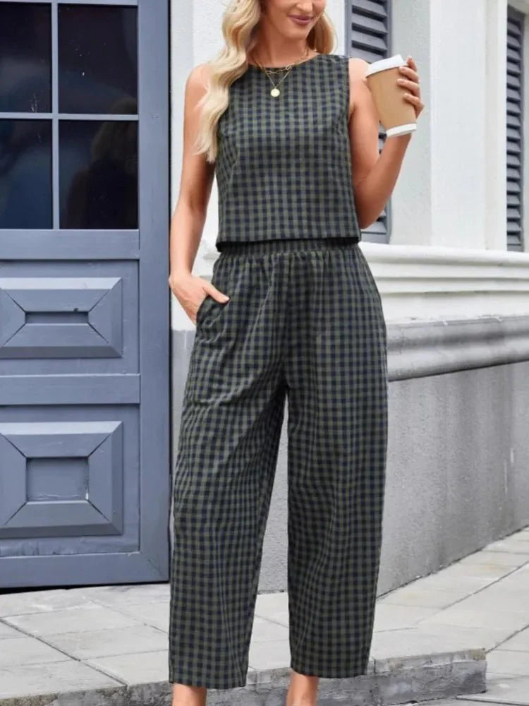 Completo gilet smanicato e pantaloni a quadri alla moda