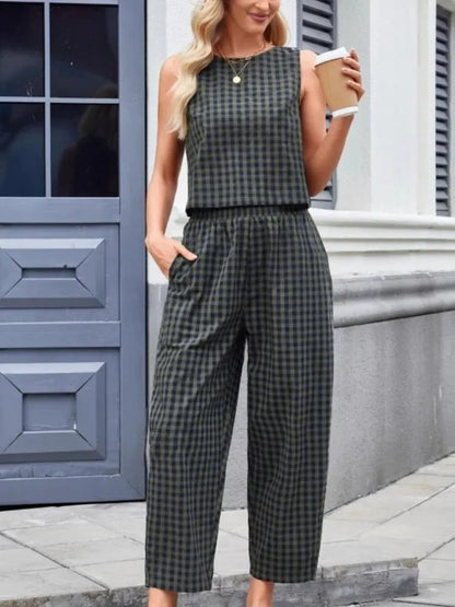 Completo gilet smanicato e pantaloni a quadri alla moda