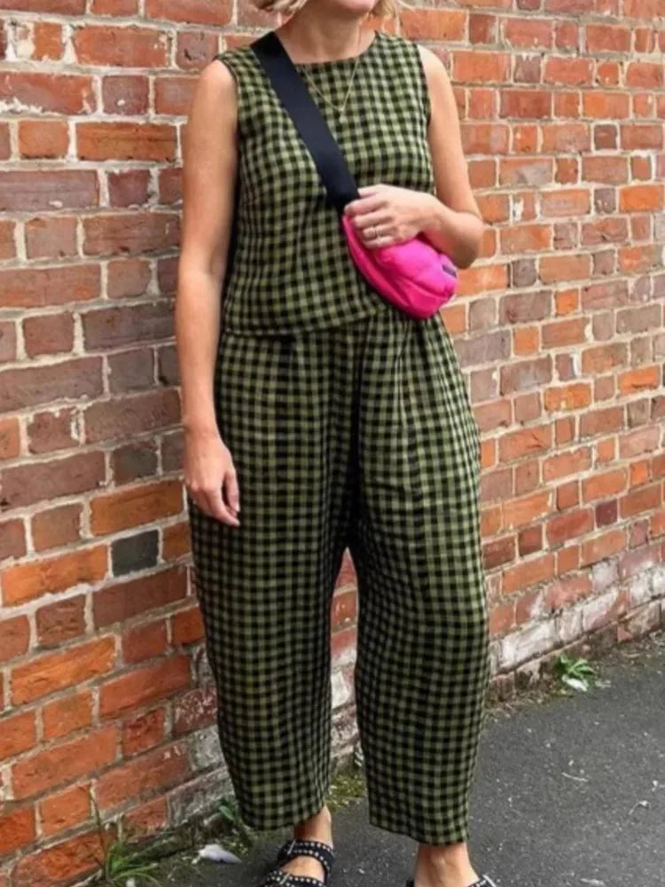Completo gilet smanicato e pantaloni a quadri alla moda