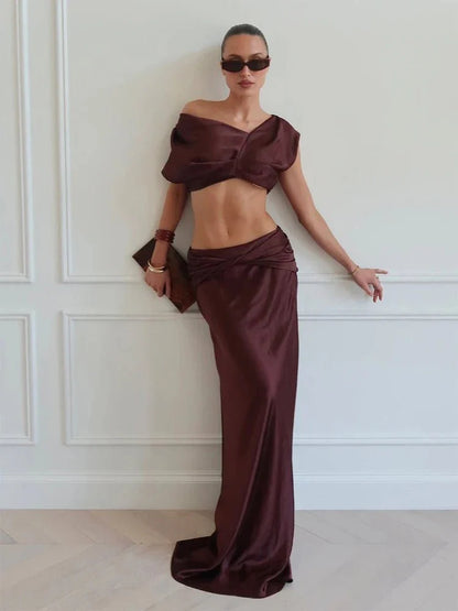Zweiteiler aus Satin mit Falten und One-Shoulder