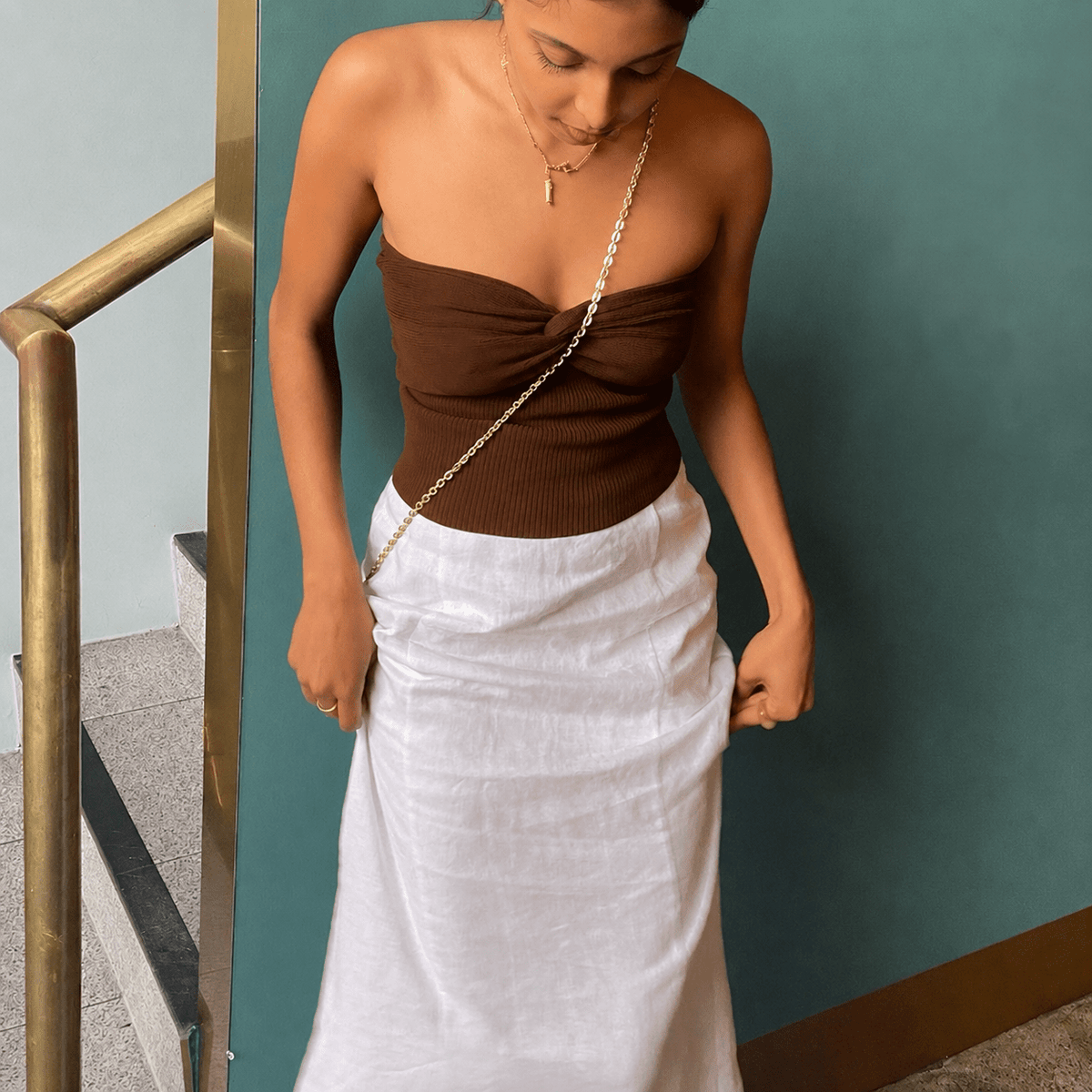 Top corto senza spalline a taglio off-shoulder